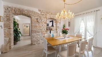 Villa | Dining