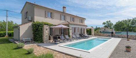 Alberca al aire libre y sombrillas en la alberca