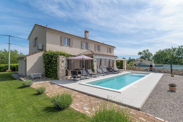 Outdoor pool, pool umbrellas - Villa Batelica (Rasa)