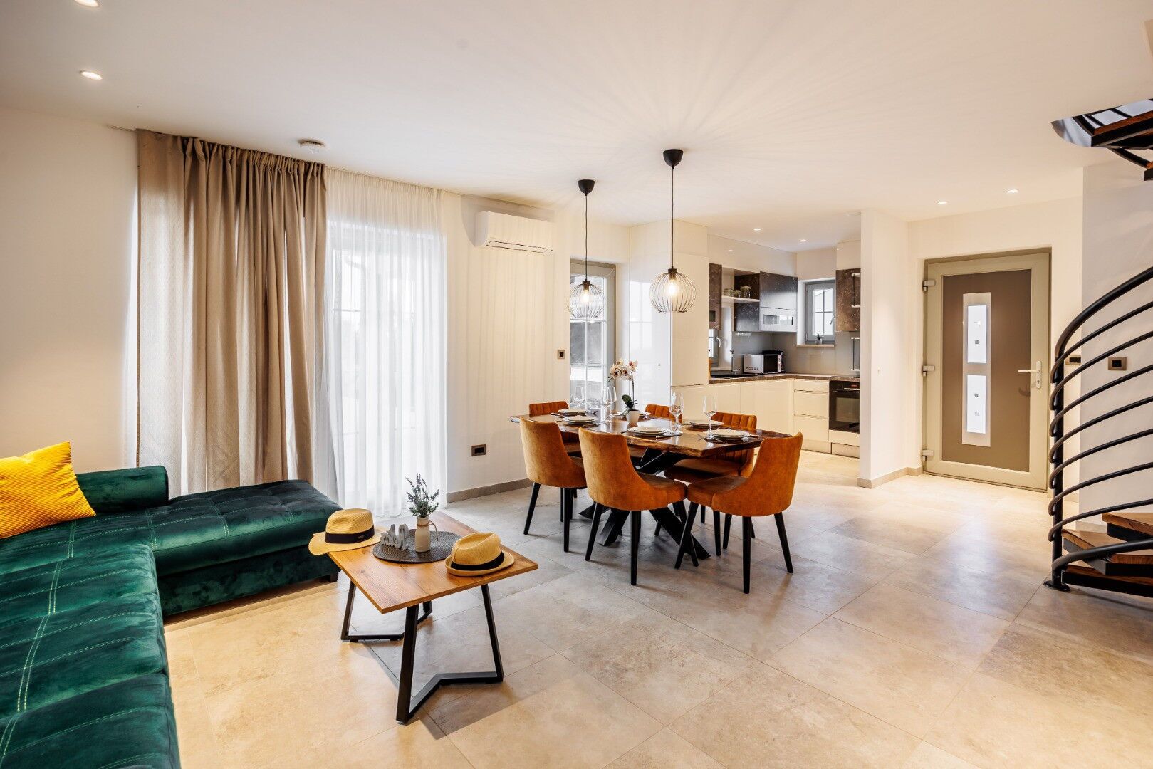 Villa | Oppholdsrom | Peis