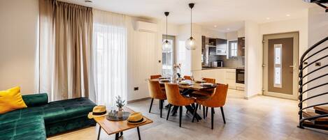 Villa | Oppholdsrom | Peis