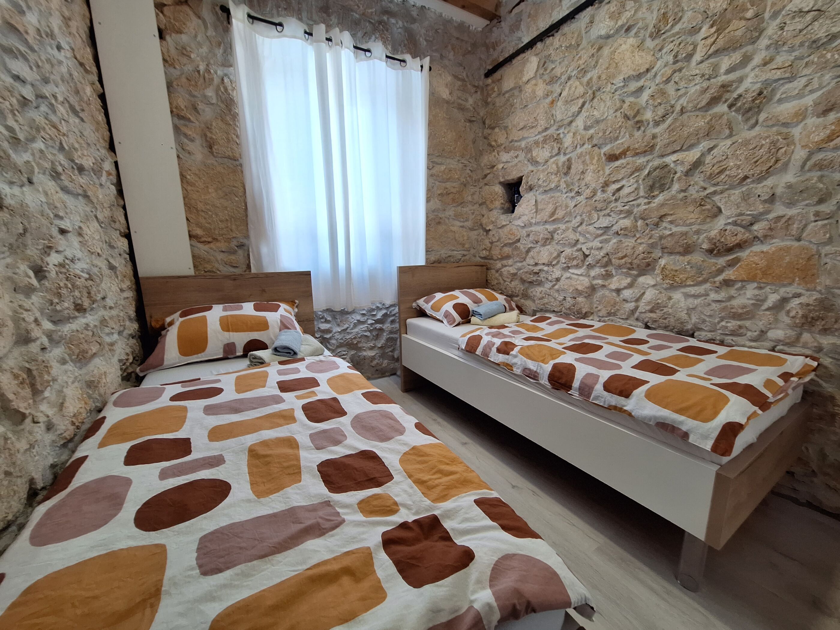 Villa | Caja de seguridad en la habitación y tabla de planchar con plancha 