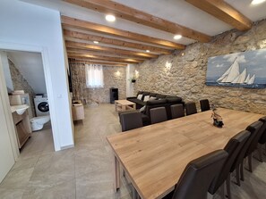 Villa | Sala de estar | Una Smart TV, servicios de streaming