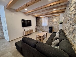 Biệt thự | Phòng khách | Smart TV, dịch vụ stream 