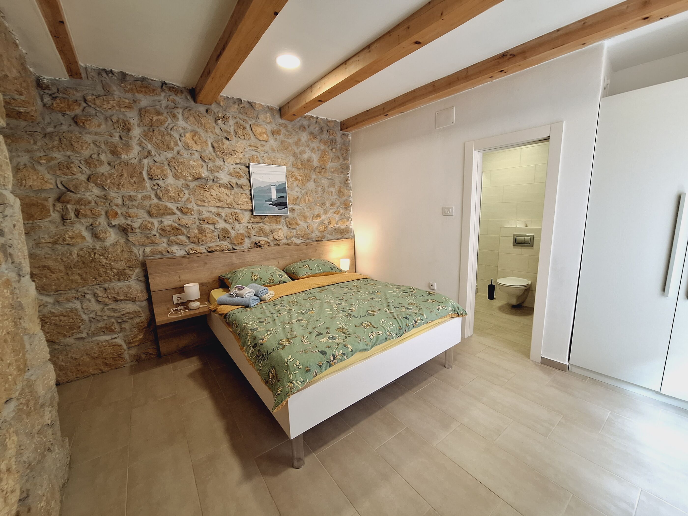 Caja de seguridad en la habitación y tabla de planchar con plancha 