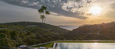 Piscine intérieure, piscine extérieure