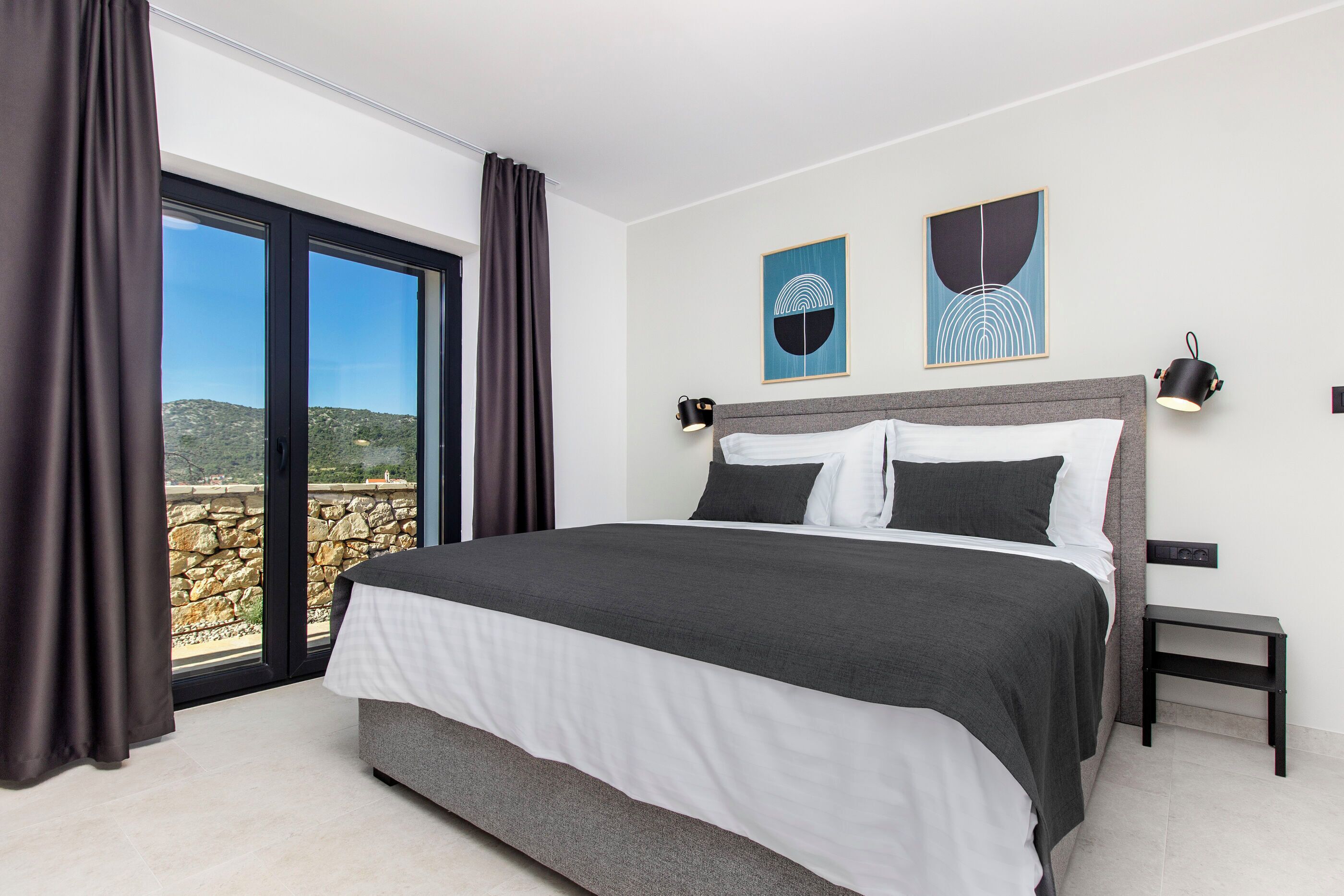 Villa | Caja de seguridad en la habitación y tabla de planchar con plancha 