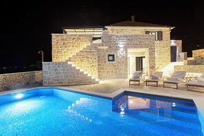 Outdoor pool, a heated pool, open open 24 hours, pool umbrellas - Villa Mare (Marina)