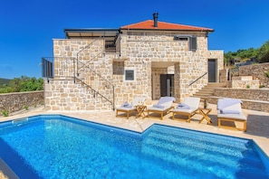 Outdoor pool, a heated pool, open open 24 hours a day, pool umbrellas - Villa Mare (Marina)