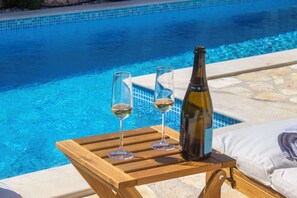 Piscina externa, piscina aquecida, funciona piscina, guarda-sóis