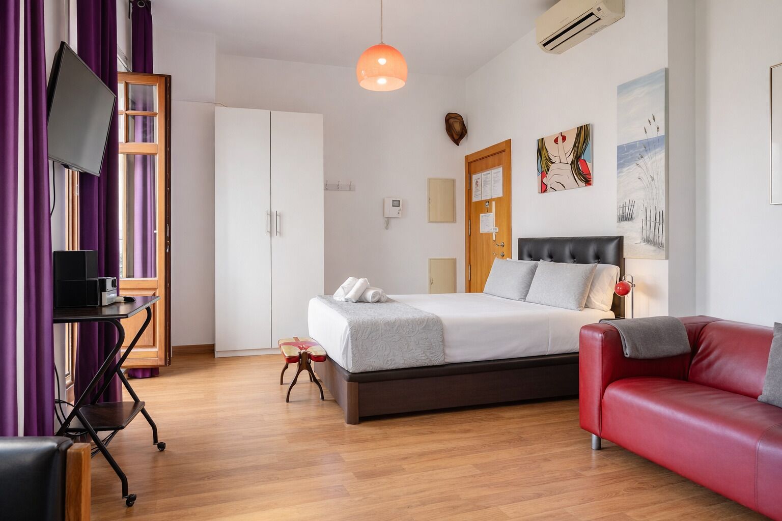 Een strijkplank/strijkijzer, gratis wifi, beddengoed