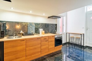 Fridge, microwave, oven, stovetop - Apartment Le Balnéo (Nîmes)