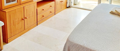 1 slaapkamer, een strijkplank/strijkijzer, gratis wifi, beddengoed