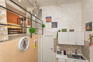 Fridge, microwave, oven, stovetop - Apartment 'Catania Del Mio Cuore' – Central, Sleeps 6, Family-Friendly (Catania)