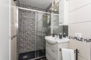 Shower, hair dryer, towels, toilet paper - Apartment 'Catania Del Mio Cuore' – Central, Sleeps 6, Family-Friendly (Catania)