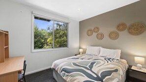 3 bedrooms, iron/ironing board, WiFi, bed sheets - Point View Beach House (Lorne)