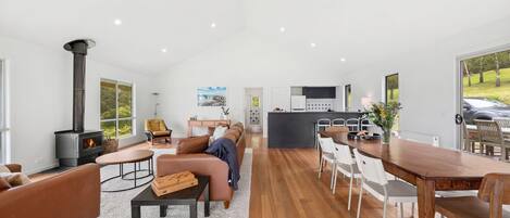 المنشأة من الداخل