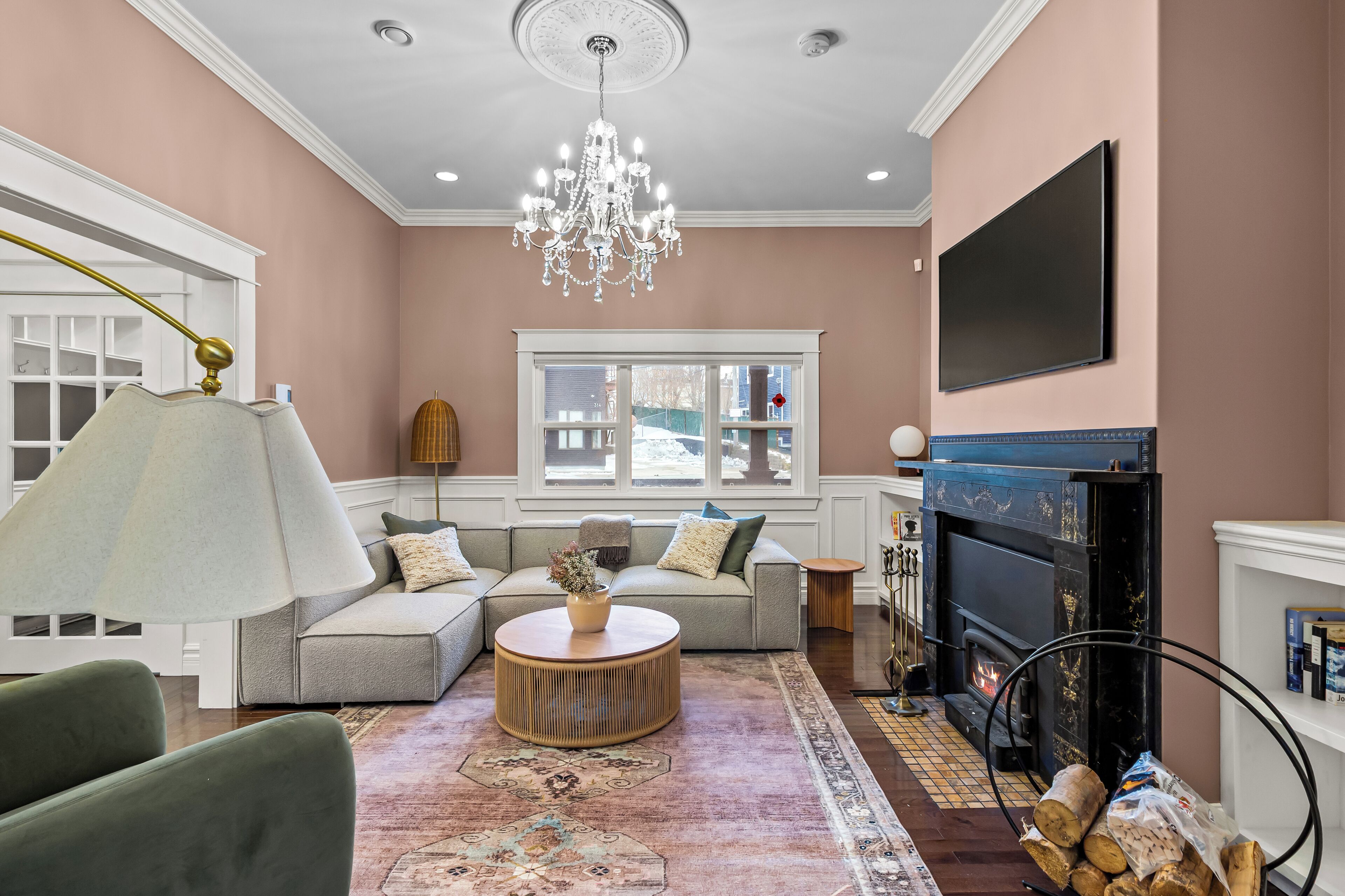 Älytelevisio, takka, työhuone