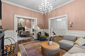 Älytelevisio, takka, työhuone