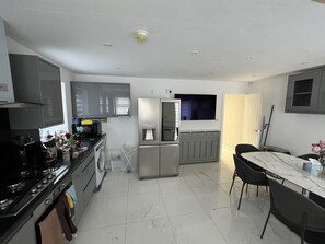 Cookware/dishes/utensils - 15A Richmond Street (Ashton-under-Lyne)