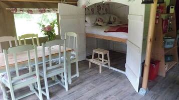 3 dormitorios, decoración individual, mobiliario individual