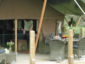 Outdoor dining - Ceri (Newcastle Emlyn)