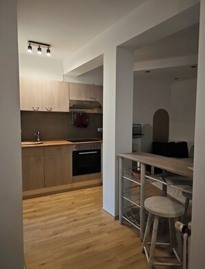 Cafetera i tetera, frigorífic, placa de cuina i bullidora elèctrica