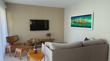 Eenvoudig appartement | Woonruimte | Een 32-inch smart-tv met digitale zenders