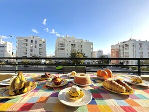 Outdoor dining - ARMAÇÃO DE PÊRA CENTRAL 2 by HOMING (Armação de Pêra)