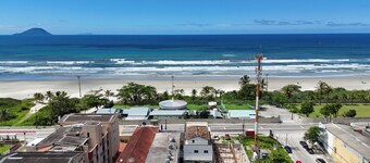 House 200m from the beach with private pool for groups in Boracéia.