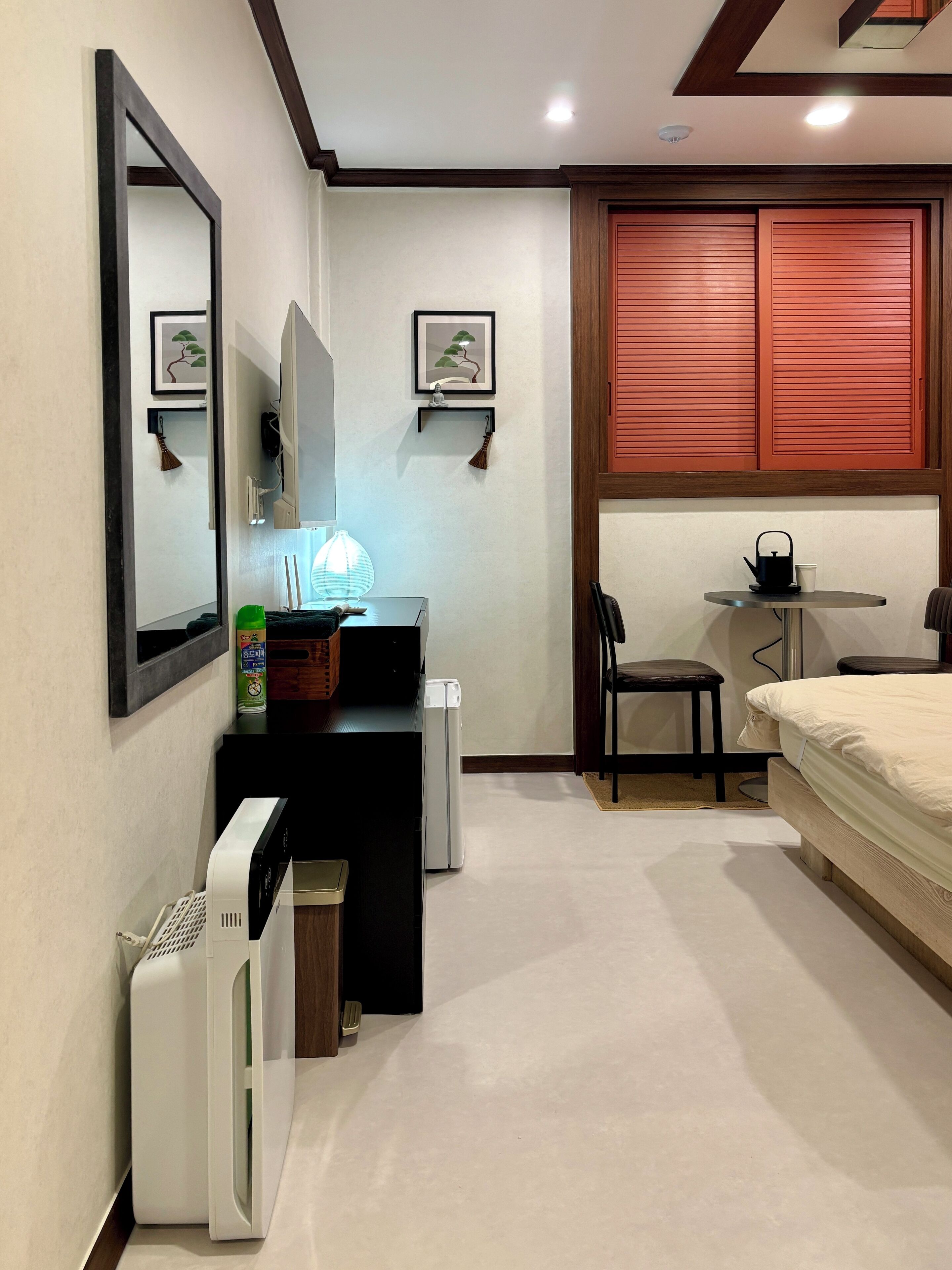 Desk, laptop workspace, free WiFi