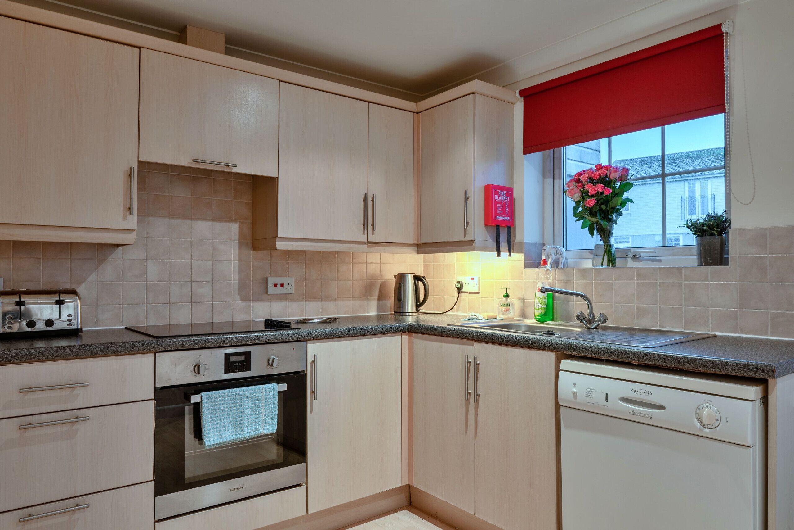 Een koelkast, een microgolfoven, een oven, een vaatwasser