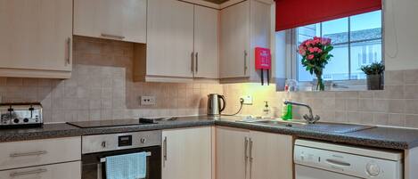 Een koelkast, een microgolfoven, een oven, een vaatwasser