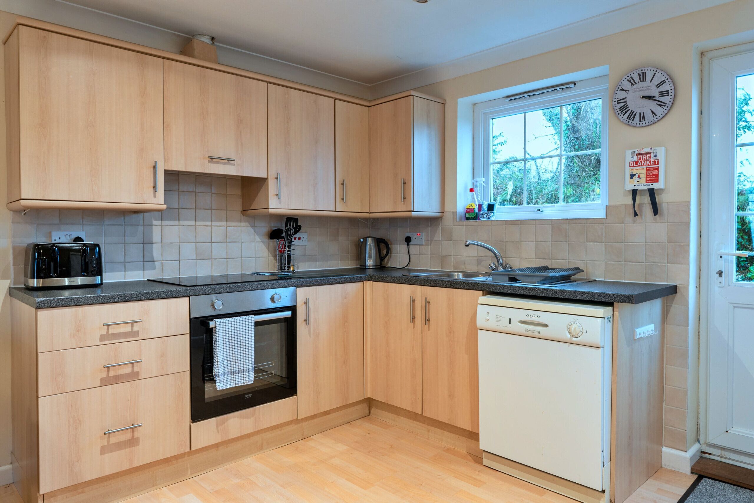 Een koelkast, een microgolfoven, een oven, een vaatwasser