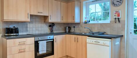 Een koelkast, een microgolfoven, een oven, een vaatwasser