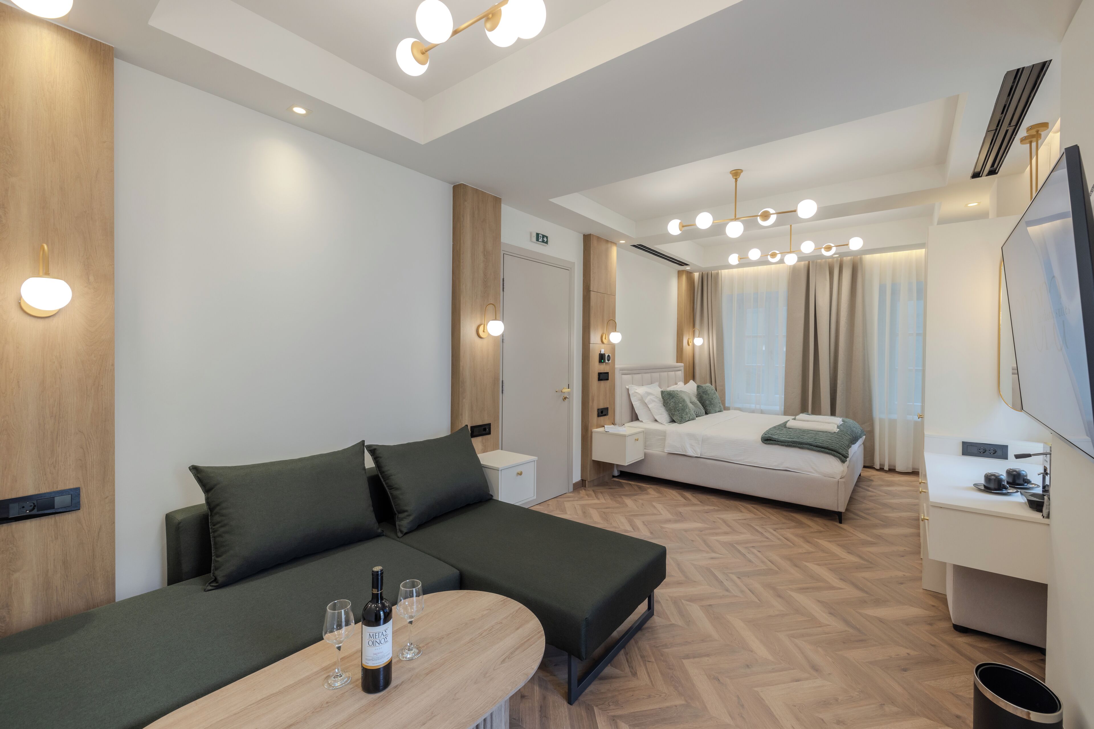 Familien-Suite, Balkon, Blick auf den Innenhof | Zimmersafe, laptopgeeigneter Arbeitsplatz, Verdunkelungsvorhänge