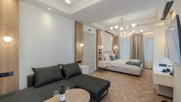Familien-Suite, Balkon, Blick auf den Innenhof | Zimmersafe, laptopgeeigneter Arbeitsplatz, Verdunkelungsvorhänge
