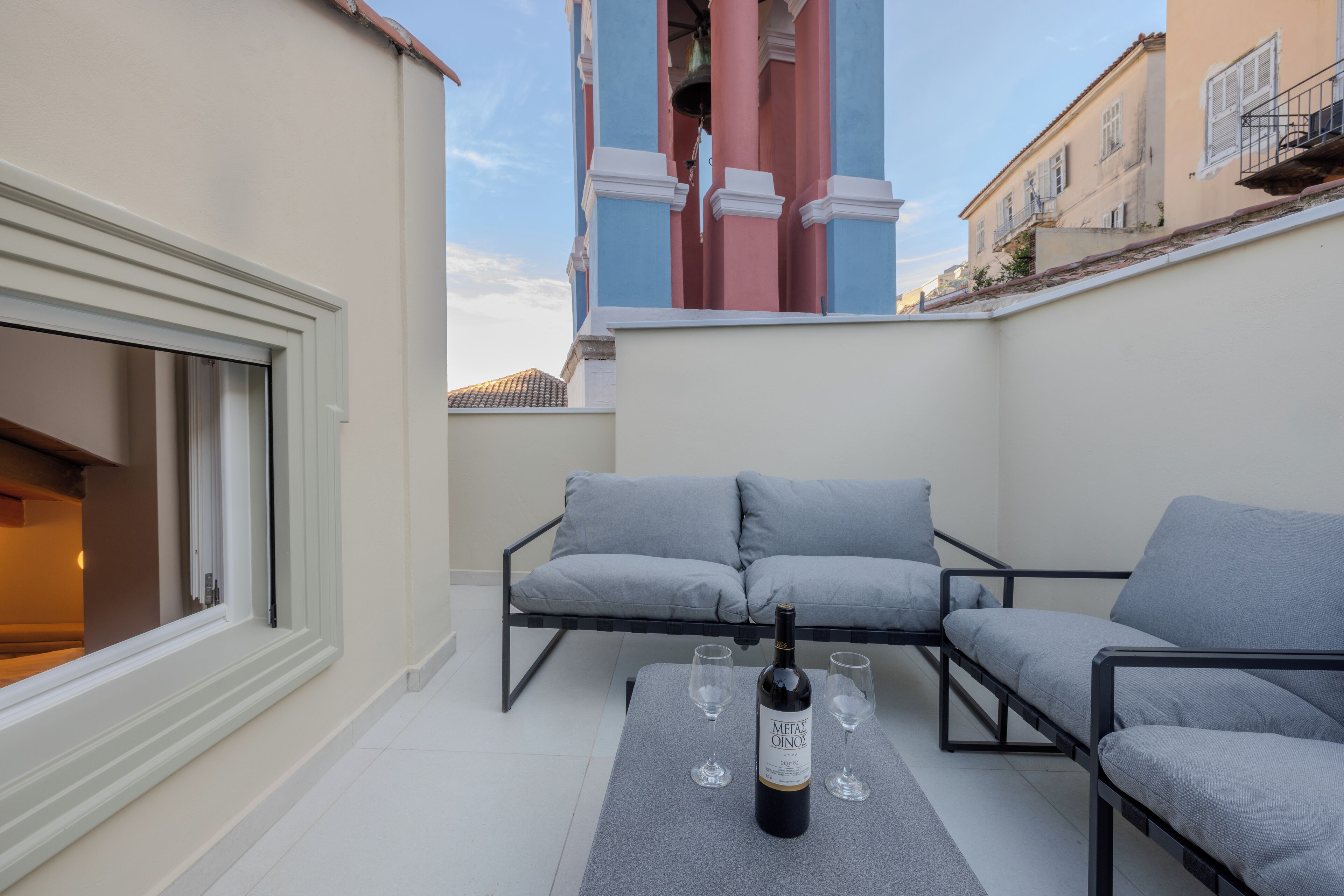 Suíte urbana, para não fumantes, vista parcial para o mar | Terraço/pátio