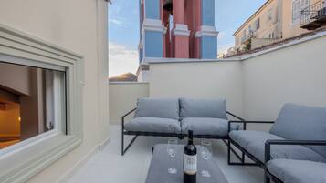 Suíte urbana, para não fumantes, vista parcial para o mar | Terraço/pátio