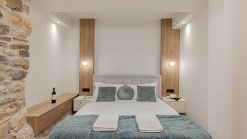 Phòng Suite tiện nghi đơn giản, không hút thuốc, quang cảnh sân vườn | Két bảo mật tại phòng, khu vực làm việc phù hợp cho laptop