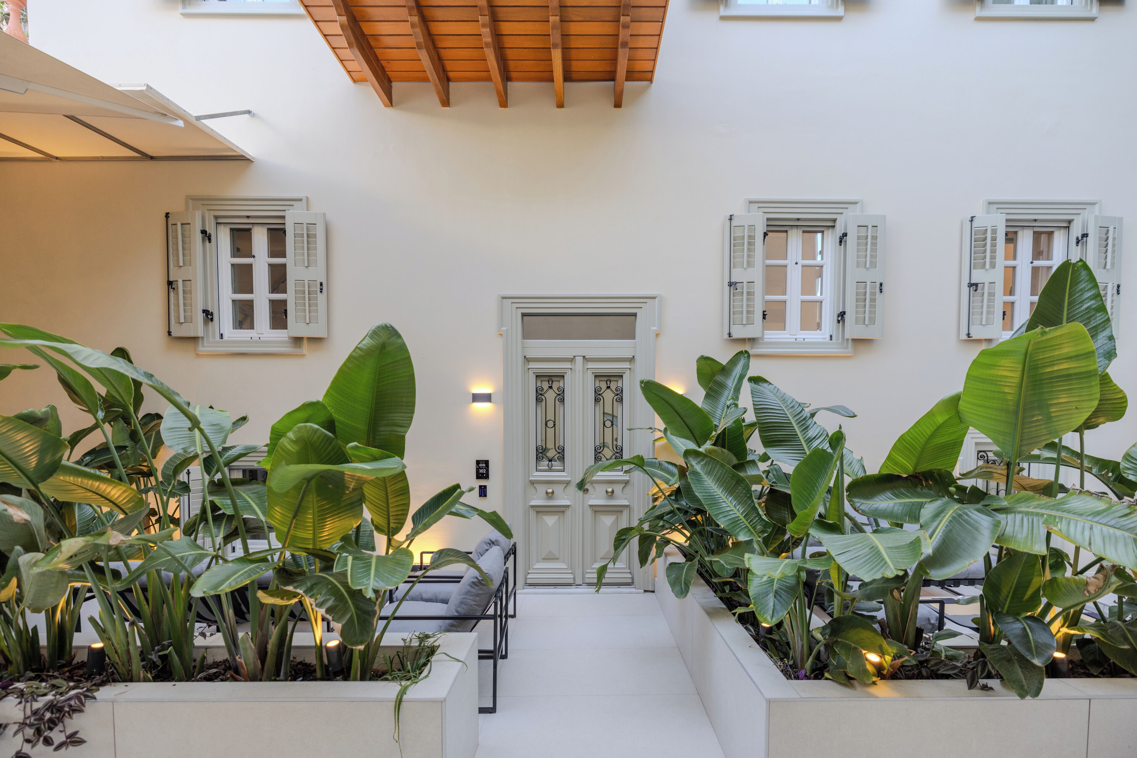 Deluxe Suite, Non Smoking, Courtyard View | Living area