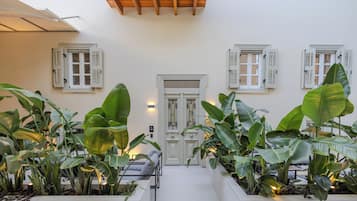 Deluxe Suite, Non Smoking, Courtyard View | Living area