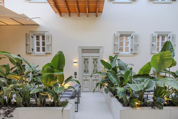 Deluxe Suite, Non Smoking, Courtyard View | Living area - Onora Suites Nafplio (Nafplio)