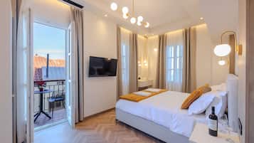 Junior Suite, Non Smoking, Courtyard View | In-room safe, laptop workspace, blackout drapes, soundproofing