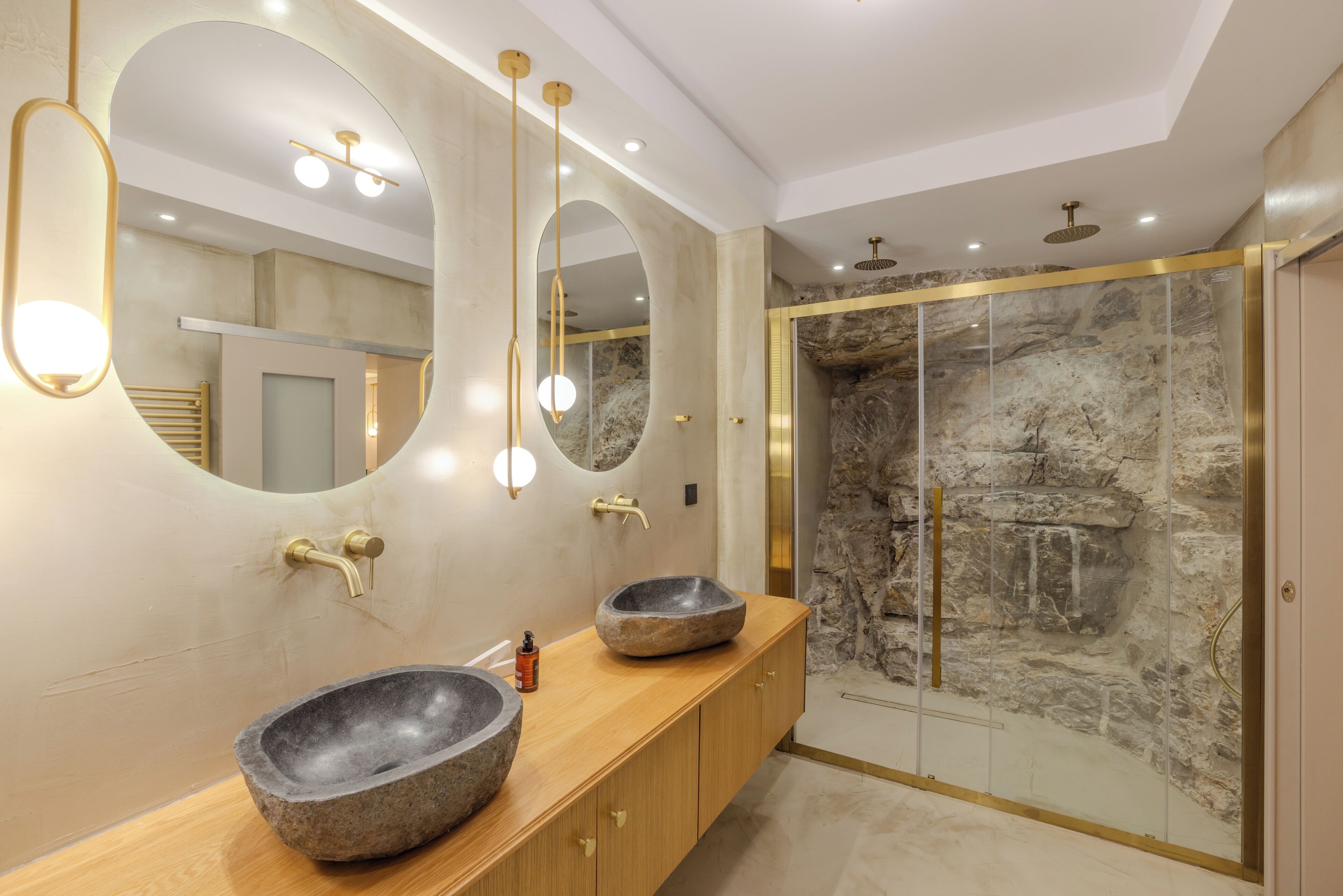 Suite Deluxe, non fumatori, vista cortile | Bagno | Doccia, asciugacapelli, accappatoio, pantofole