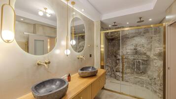 Suite Deluxe, non fumatori, vista cortile | Bagno | Doccia, asciugacapelli, accappatoio, pantofole