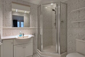 Shower, hair dryer, towels - Atlantic 55 (Newquay)