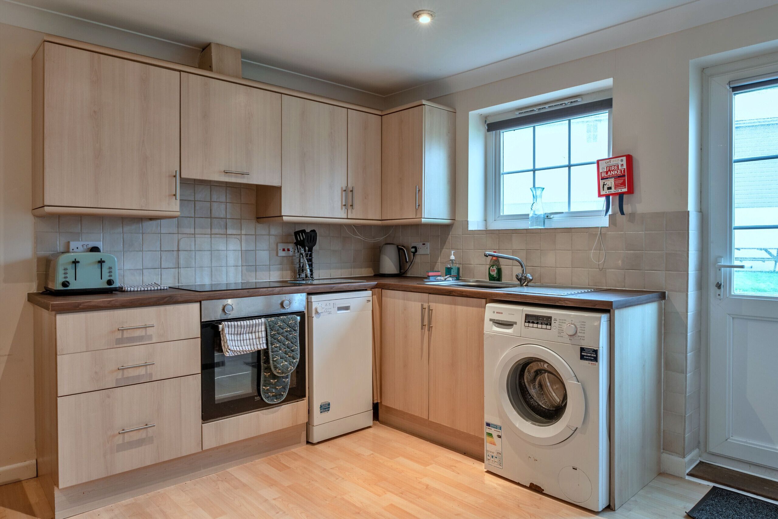 Een koelkast, een microgolfoven, een oven, een vaatwasser