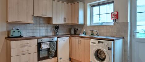 Een koelkast, een microgolfoven, een oven, een vaatwasser