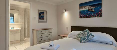 Tabla de planchar con plancha, wifi gratis y ropa de cama